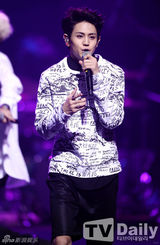 组图：韩团f(x)热舞献唱 雪莉不慎露底