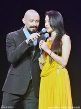 组图：萌萌哒！休-杰克曼台上比V 为舒淇递话筒