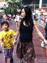 组图：网友韩国遇张柏芝携两子 疑为Lucas庆生