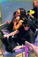 组图：比伯挑战过山车为自己点赞 女伴神似凤姐