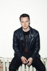 组图：X教授麦卡沃伊写真 蓝眼“一美”帅气足