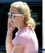 组图：布兰妮粉衣出街扮嫩 法令纹明显老态毕露