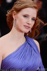 组图：劳模姐查斯坦轻纱飞扬 大风狂吹掩裙忙