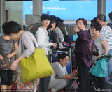 组图：姚晨素颜与家人现身机场 抱小土豆遭围观