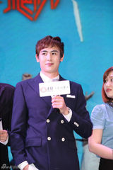 组图：尼坤粉丝会秀电臀 害羞称拍吻戏很尴尬