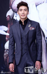 组图：《杜鹃之巢》张瑞希紫裙亮相 美貌不减