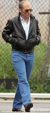 组图：秃顶也有型！约翰尼-德普穿炫酷皮衣赶戏