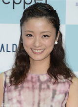 组图：上户彩身着短裙露美腿 夸赞智能机器人