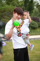 组图：探班《爸爸》吴尊遭女儿调戏 奥莉尿裤子