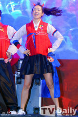 组图：韩星孙艺珍刘在石珉豪等为国足加油