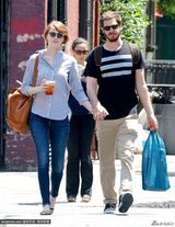 组图：艾玛斯通与男友加菲逛街 十指紧扣秀恩爱