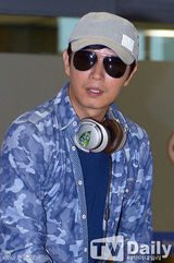 组图：成宥利恋情曝光后首亮相遭围堵