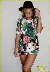 组图：碧昂斯低胸装度假秀半乳 抱女开心玩蹦床