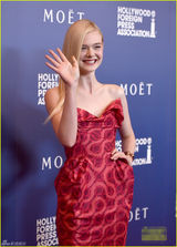 组图：范宁着裹胸礼服狂吸睛 不停甜笑金发迷人