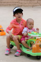 组图：《爸爸去哪儿》萌娃带娃大作战