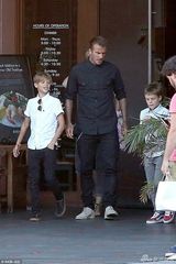 组图：贝克汉姆当孩子王带娃出街 小七粉色头饰抢眼