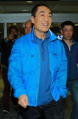 组图：陈道明戴墨镜抵戛纳 张艺谋微笑挥手致意