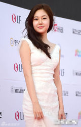 组图：白珍熙V领白裙清纯难挡 风中散发也温柔