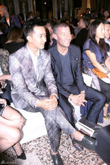 组图：韩庚受邀米兰看秀 绅士雅痞游刃有余