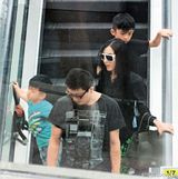 组图：张柏芝带两子返港 谢霆锋三父子小聚