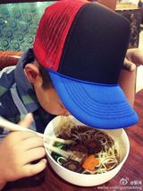 组图：石头吃面扮鬼脸 郭涛：爱吃面是随我