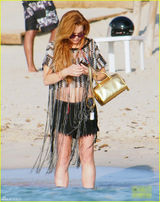 组图：林赛-罗韩透视装露啤酒肚 与友人出海狂欢