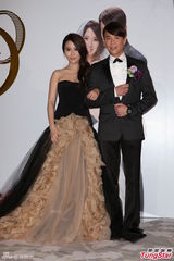 组图：陶喆吻新娘脸颊秀恩爱 豪华礼车接亲