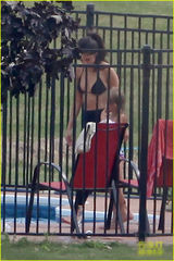 组图：比伯半裸打高尔夫 赛琳娜穿比基尼献拥抱