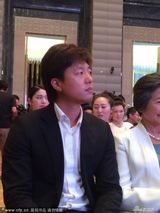 组图：凌潇肃发声明后首亮相 表情严肃