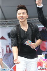 组图：敖犬开心回归 Lollipop不再四缺一