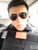 组图：高考执勤特警帅哭网友 长腿型男制服范儿