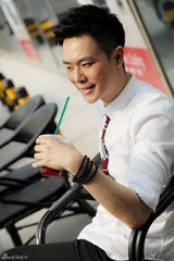 组图：万思维休闲街拍 墨镜遮面帅酷有型