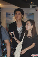 组图：男神福山雅治离台访港 9岁粉丝翘课送机