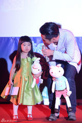 组图：曹格欲跟黄磊结亲家 女儿听村长秒变哭脸