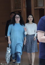 组图：高圆圆现身酒店笑容满面 获众人簇拥