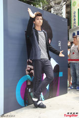 组图：被吐槽整形怒关微博 炎亚纶隔一天冷静