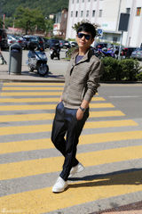 组图：张晓龙米兰街拍 享受轻松悠闲时光