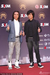 组图：动力火车哥俩沧桑 短发尤秋兴打扮摇滚