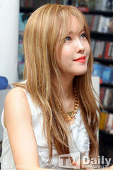 组图：T-ara孝敏出席活动 短T热裤秀性感