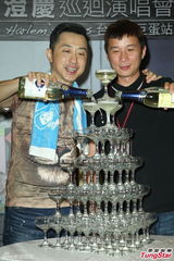 组图：多变哈林(庾澄庆)唱金曲 登小巨蛋万人同欢