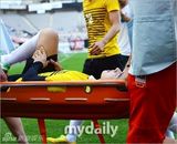 组图：《艺体能》友谊赛 李起光受伤被抬下场
