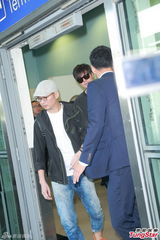 组图：长腿欧巴李敏镐抵港 获千名粉丝热情接机