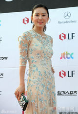 组图：金喜爱镂空白纱裙 演绎真正上流社会女王