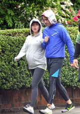 组图：斯嘉丽挺孕肚出街 与未婚夫开心嬉闹