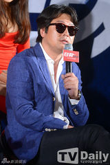 组图：《老千2》TOP红西服框架镜亮相 呆萌帅气