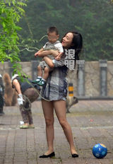 组图：杜江带娃踢球玩耍 霍思燕秀热辣美腿