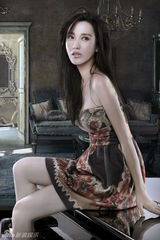 组图：张萌唯美写真 露性感香肩妩媚动人