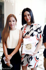 组图：尚雯婕携练习生品美食 获赠终身VIP卡