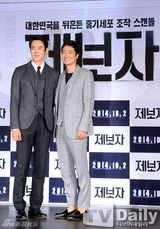 组图：刘延锡朴海日牵手亮相发布基情四射