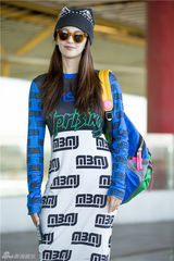 组图：张雨绮撞色混搭萌感十足 开启纽约之旅